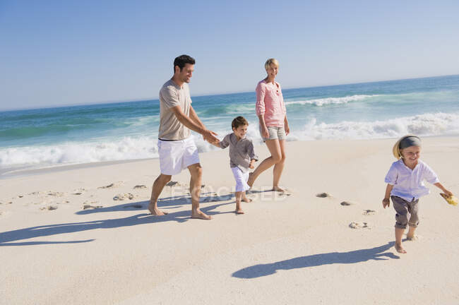 Сім'я насолоджується відпочинком на пляжі — стокове фото