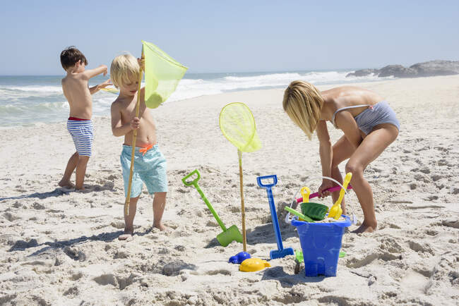 Трое детей играют на пляже — стоковое фото