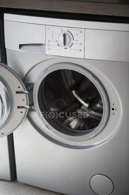 Крупный план стиральной машины, селективная фокусировка — стоковое фото