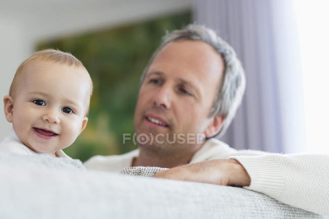 Padre feliz con linda hija bebé en casa - foto de stock
