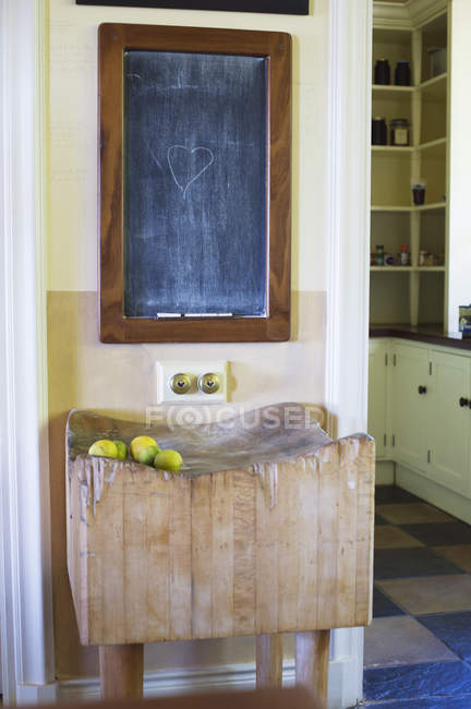 Detalhes de quadro-negro com frutas mantidas em suporte de madeira — Fotografia de Stock