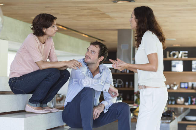 Amigos discutindo uns com os outros em casa — Fotografia de Stock