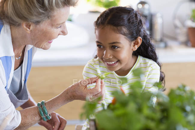 Glückliche Seniorin mit Enkelin in Küche — Stockfoto