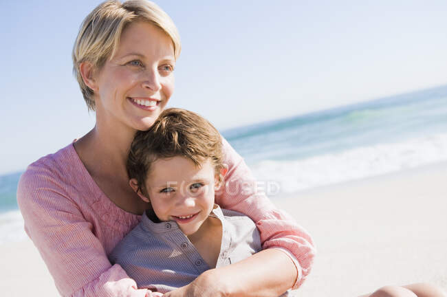 Familia disfrutando de vacaciones en la playa - foto de stock