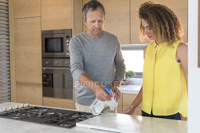 Пара прибирання кухні разом після приготування — стокове фото