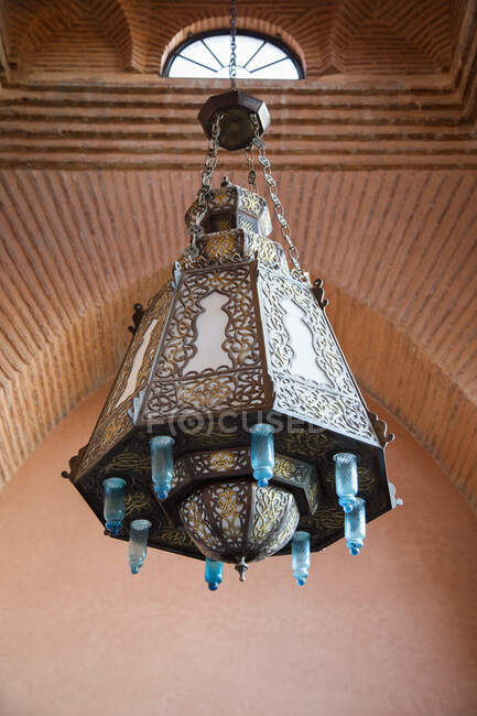 Primer plano de una linterna tradicional colgando, Marrakech, Marruecos - foto de stock