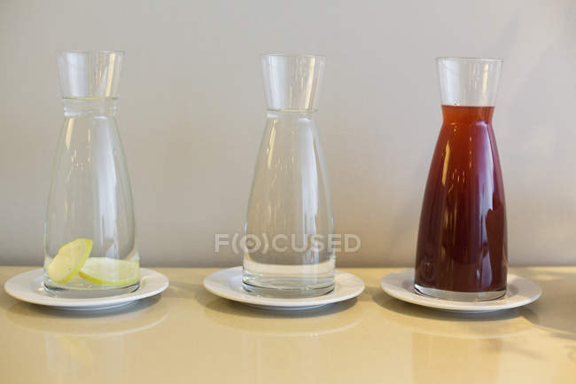 Primo piano del succo di melograno con acqua di limonata e semplice acqua in vasetti — Foto stock