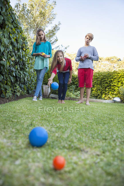 Amici che giocano a bocce in un giardino — Foto stock