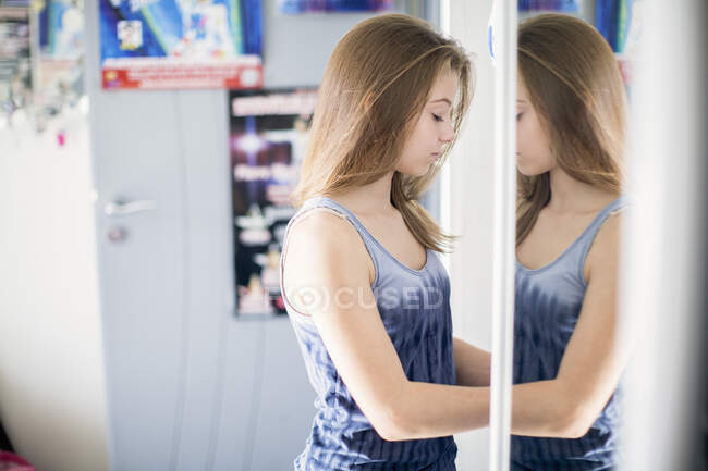 Teenage girl in front of mirror — Stock Photo