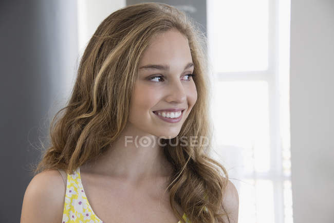 Close-up de menina adolescente feliz olhando para longe — Fotografia de Stock