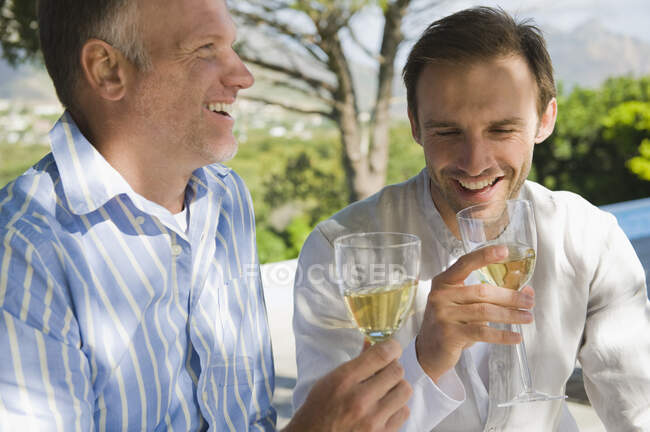 Два друга пьют белое вино — стоковое фото