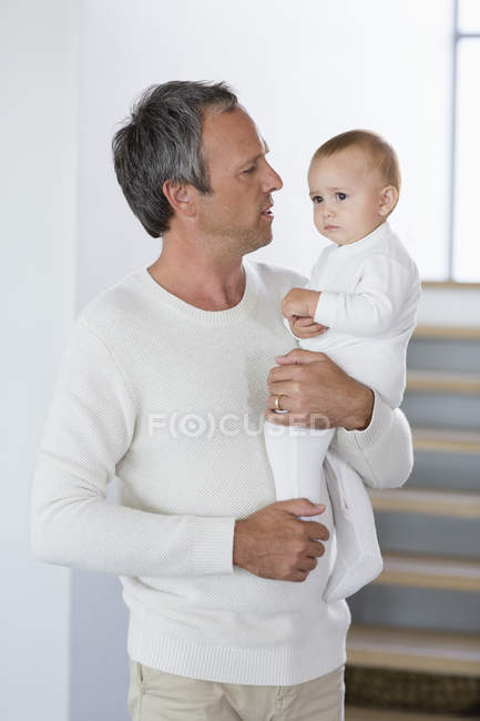 Щасливий батько холдингу милий дитина дочка вдома — стокове фото