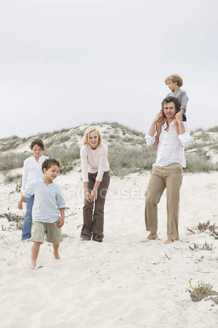 Famille jouissant sur la plage — Photo de stock