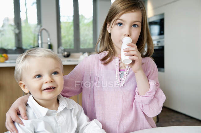 Girl with her brother — Stock Photo