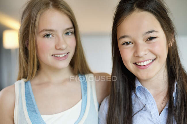 Retrato de duas meninas sorrindo — Fotografia de Stock