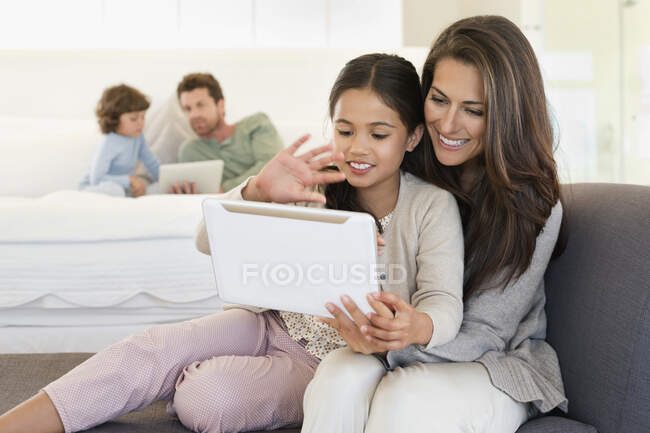 Donna e sua figlia guardando un tablet digitale — Foto stock