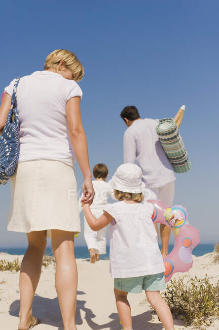 Family on vacations on the beach — Stock Photo