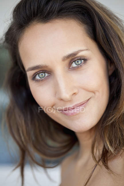 Retrato de mujer sonriente elegante con ojos verdes - foto de stock