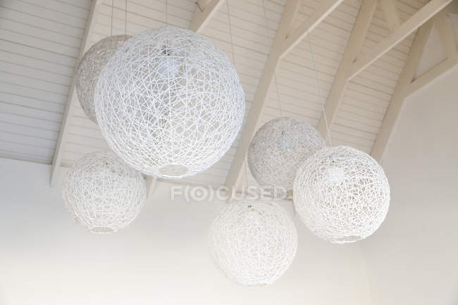 Vue à angle bas des lampes en forme de nid suspendues au plafond — Photo de stock