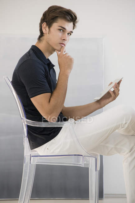 Ritratto di giovane uomo che usa il cellulare a casa — Foto stock