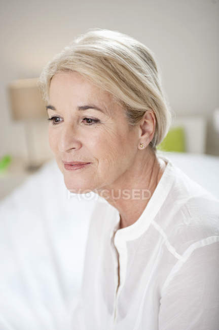 Close-up of thoughtful senior woman looking away — Stock Photo