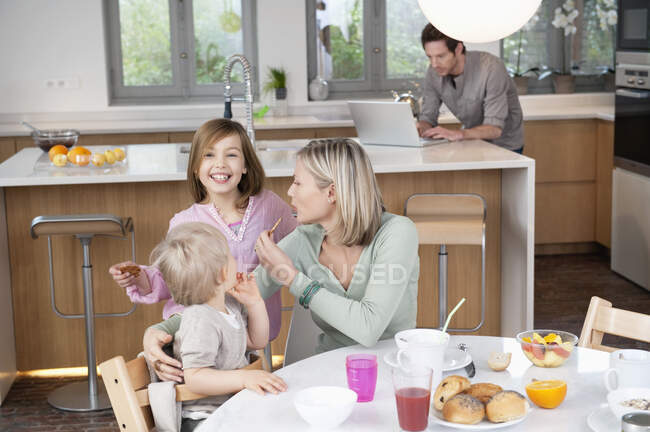 Familie am Frühstückstisch — Stockfoto
