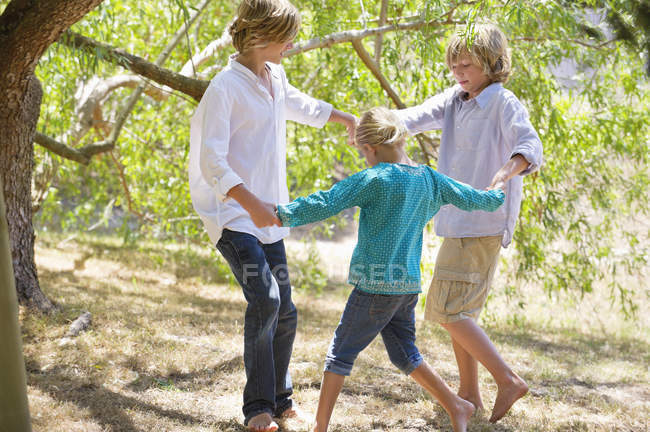 Веселые дети играют в летнем саду — образ жизни, Отношения - Stock Photo |  #222923070