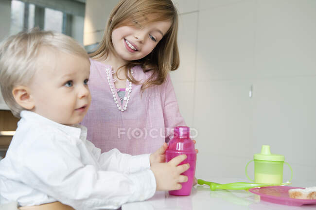 Girl smiling with her brother — Stock Photo