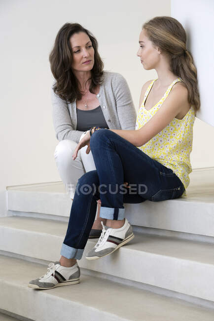 Mère et fille se parlent sur les marches — Photo de stock