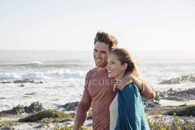 Rilassato coppia romantica passeggiando sulla costa insieme — Foto stock