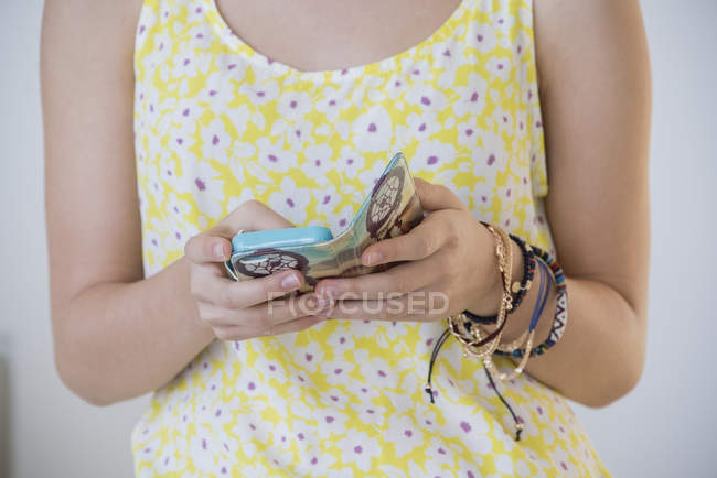 Крупним планом жіночі руки в візерунку зверху за допомогою смартфона — стокове фото