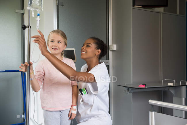 Enfermeira a ajudar uma paciente no hospital. — Fotografia de Stock