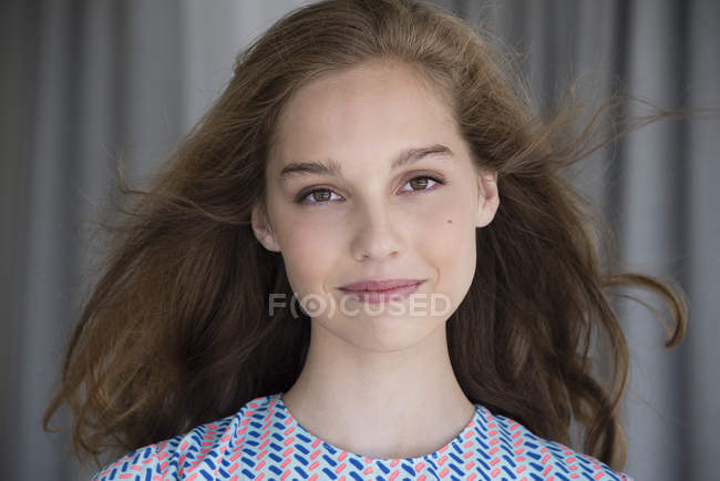 Retrato de menina adolescente feliz no fundo cinza — Fotografia de Stock
