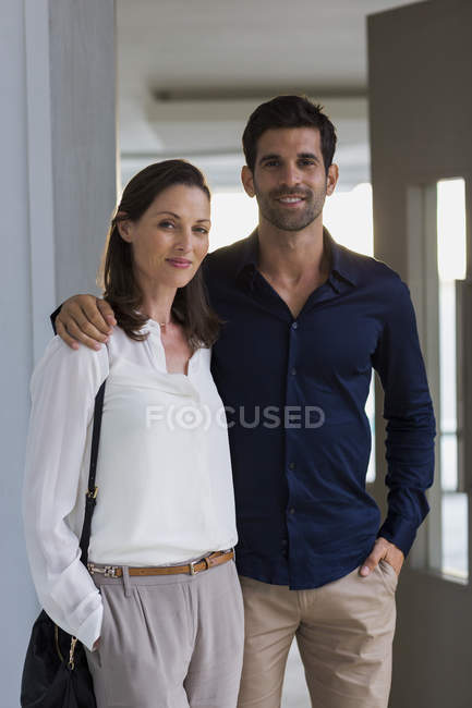 Porträt eines glücklichen Paares, das vor der Haustür steht — Stockfoto
