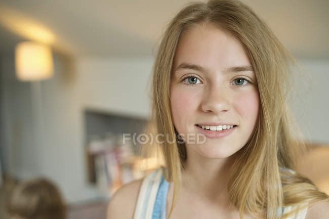 Retrato de una adolescente sonriente en la habitación - foto de stock