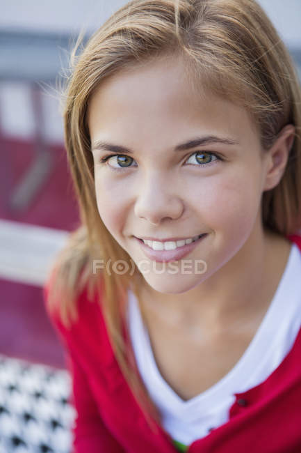 Крупним планом усміхнена дівчина-підліток дивиться на камеру — стокове фото