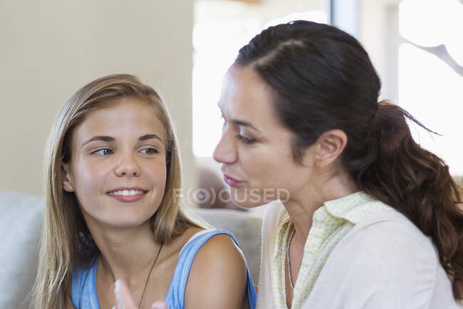 Женщина обсуждает со своей дочерью — стоковое фото