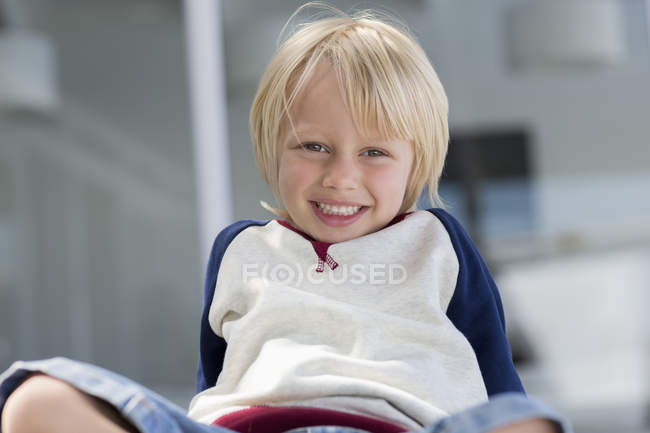 Портрет щасливого маленького хлопчика, що сидить на відкритому повітрі — стокове фото