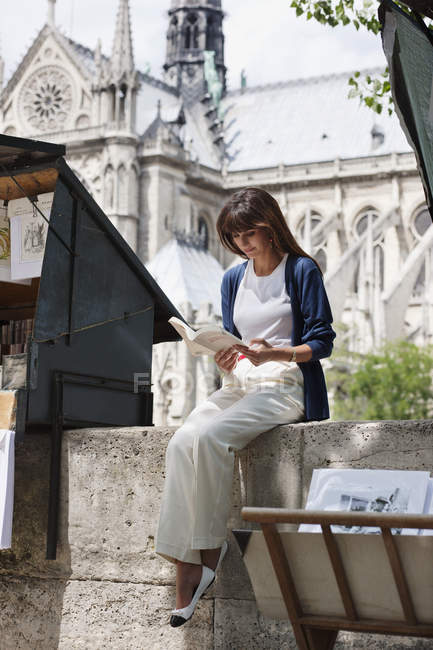 Frau liest Buch am Bücherstand auf der Straße, notre dame de paris, paris, ile-de-france, france — Stockfoto