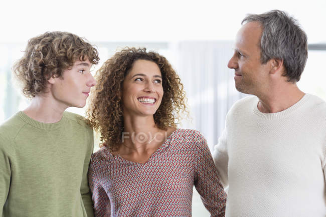 Retrato de família feliz sorrindo em casa — Fotografia de Stock