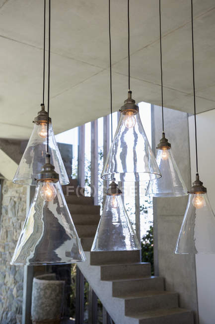 Lampes électriques allumées dans un appartement moderne — Photo de stock