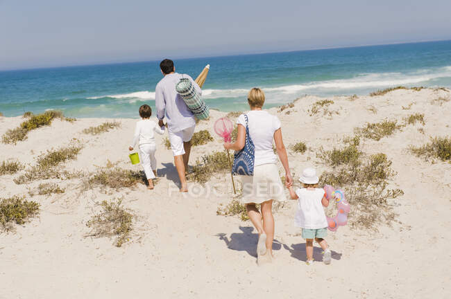 Familia de vacaciones en la playa - foto de stock