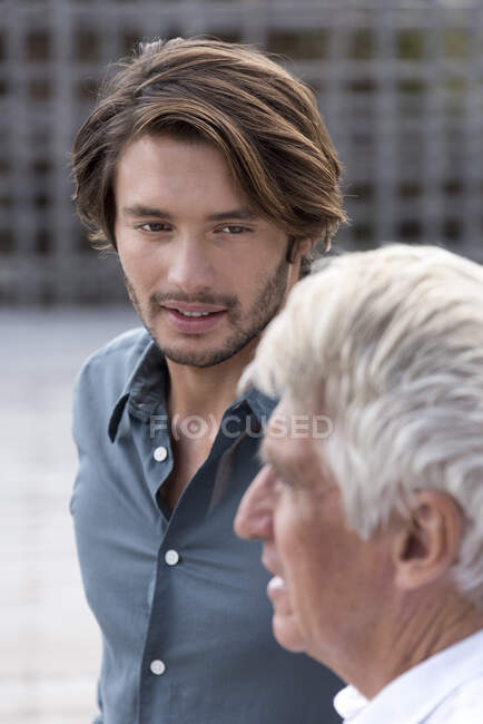 Pai e filho conversando lá fora — Fotografia de Stock