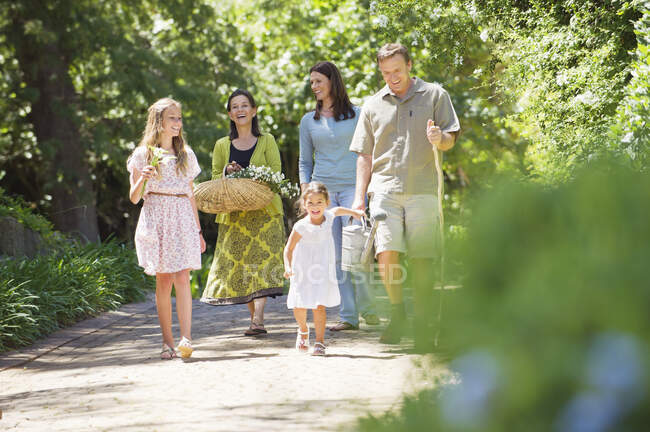 Щаслива сім'я мульти-покоління насолоджується в саду — стокове фото