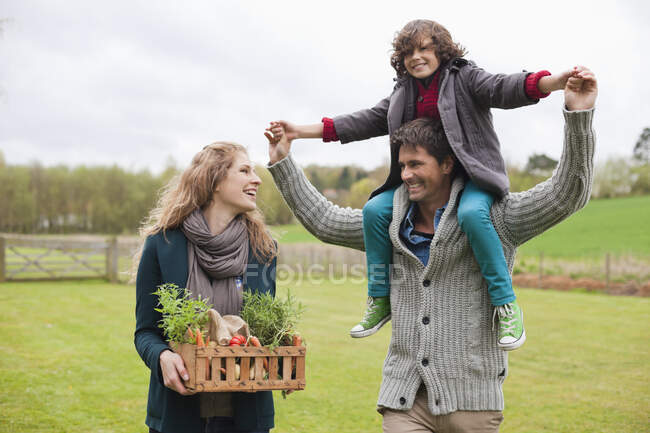 Familia feliz divirtiéndose - foto de stock