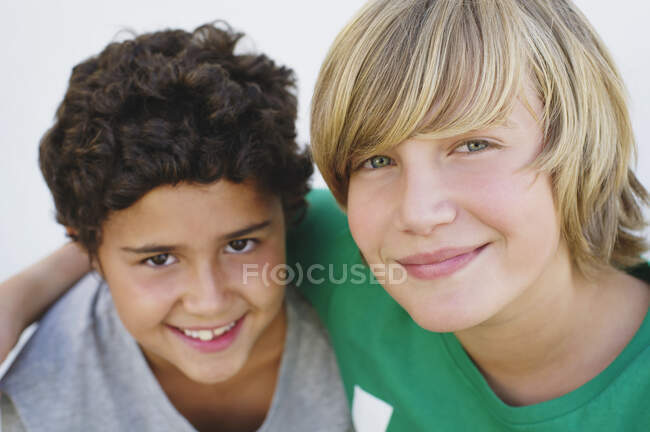 Primer plano de un niño sonriendo con su hermano - foto de stock