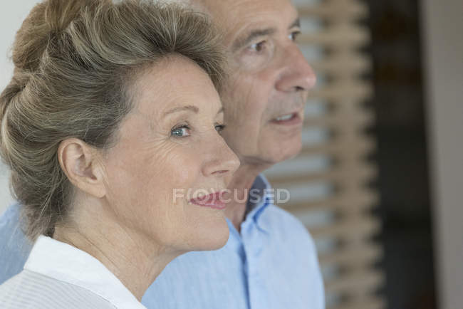 Primer plano de la feliz pareja de ancianos cabeza a cabeza - foto de stock