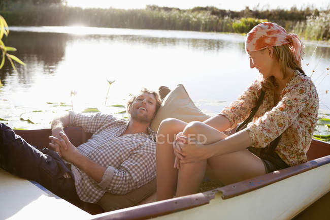 Casal jovem que romancia em barco no lago na natureza — Fotografia de Stock