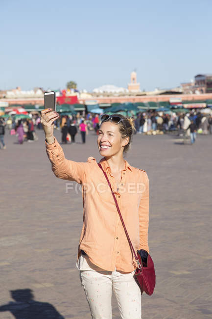 Frau macht Selfie am Stadtplatz von Marrakesch, Marokko — Stockfoto