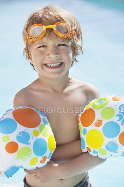 Gros plan du petit garçon souriant en lunettes de natation — Photo de stock